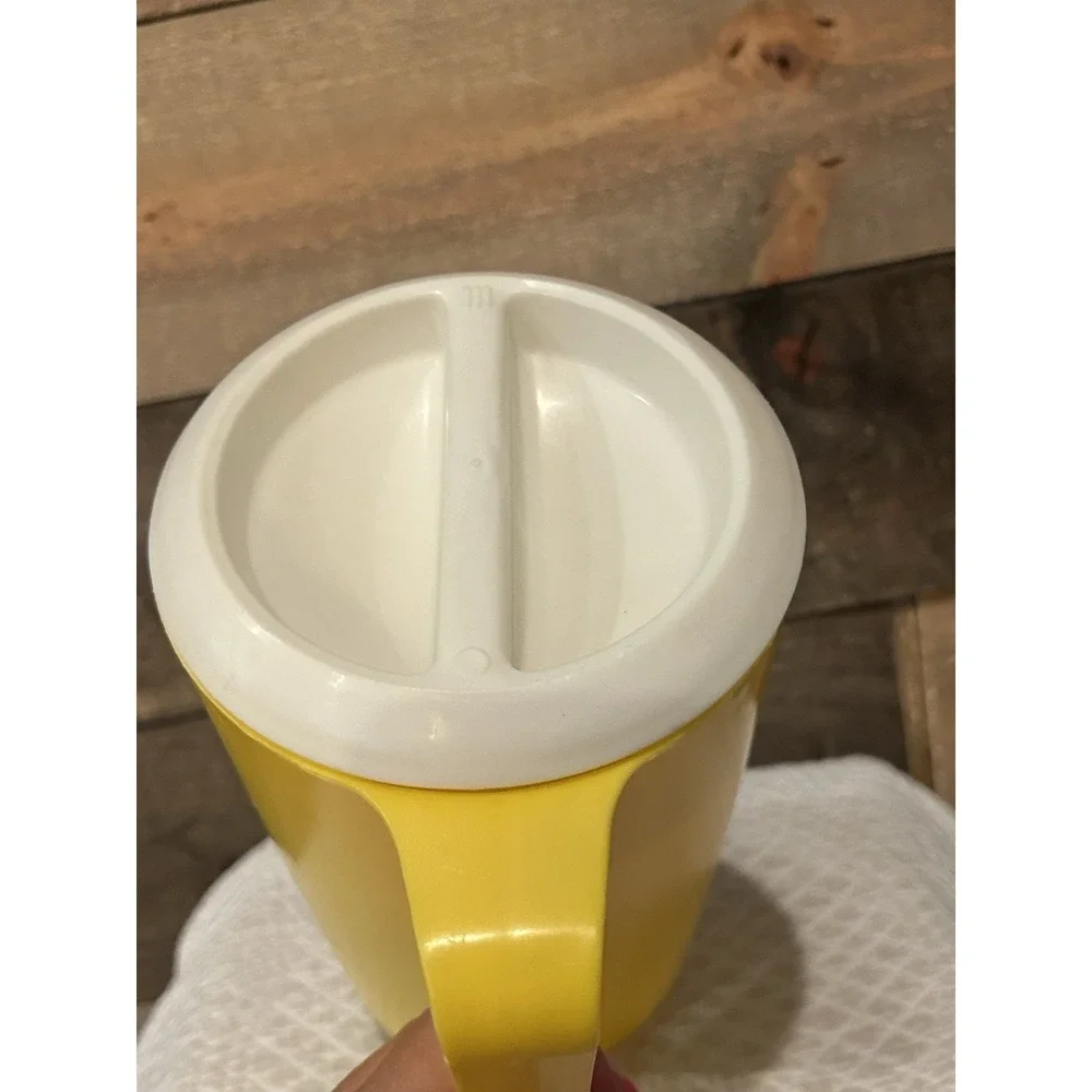 Vtg Rubbermaid Pitcher & Tupperware Egg Carrier Camping Picnic Potluck 2 1/4 Qts